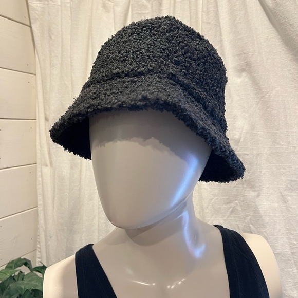 LIVØM Teddy black bucket hat - Picture 2 of 5